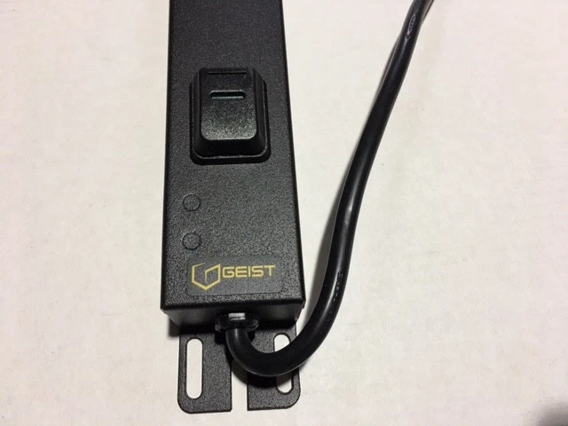 Geist PDU24IEC/C20 Vertical PDU 24x C13 Outlets,C20 Plug,16A/230V,w/Power Switch - Image 3 of 4