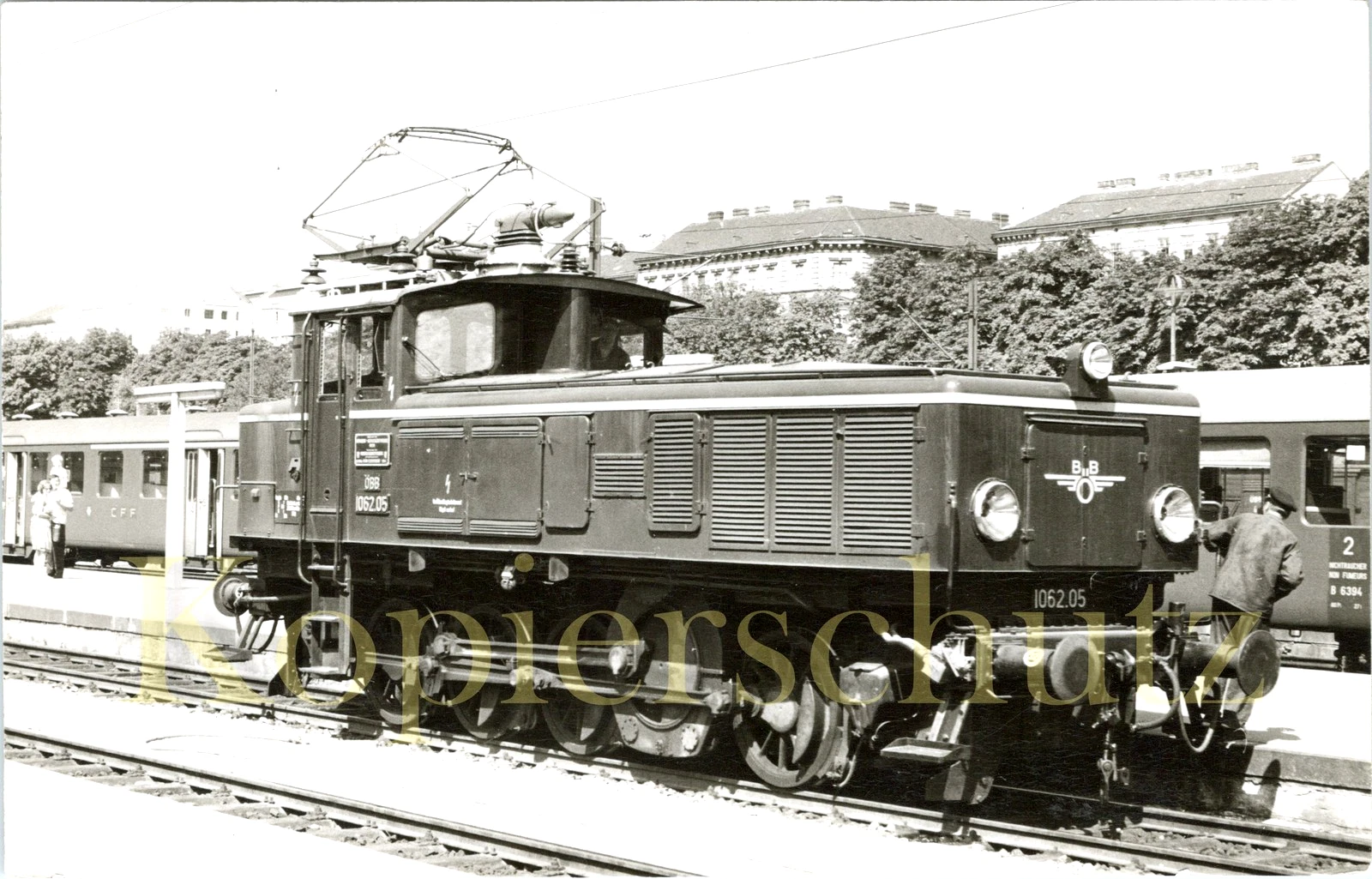 Foto - ÖBB 1062.05 rangiert in Wien West um 1965 - Bild 1 von 1