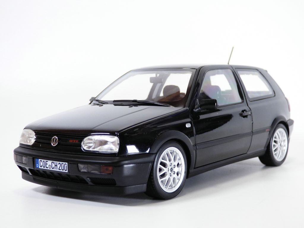 Golf 3 GTi 1/18 noire édition 20 ans pour décoration de bureau vintage