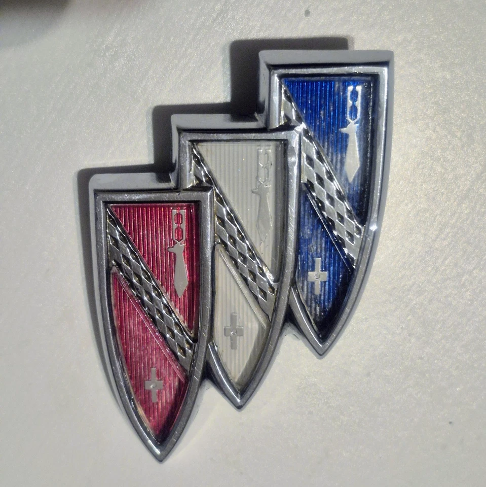 Buick Electra 225 1964 original bloqueo de maletero emblema TriShield OEM 5716561 Foto 2 de 4