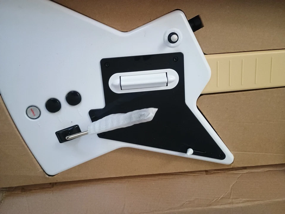 Guitarra Inalámbrica PS3 Front Man Blanca Compatible con Guitar Hero y Rock Band Foto 3 de 4