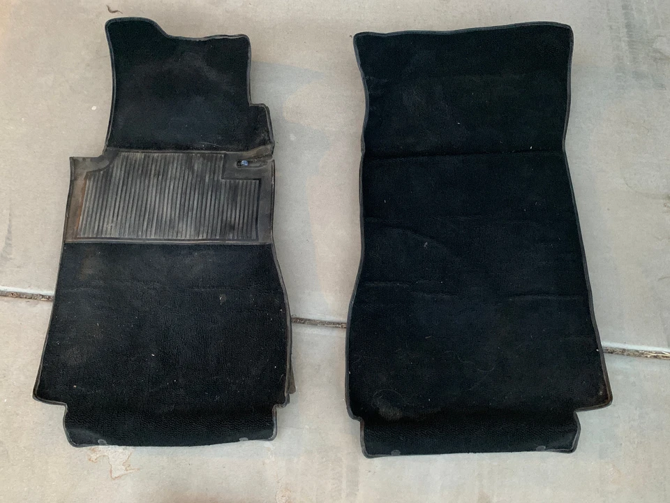 Alfombrillas delanteras y traseras negras originales Mercedes-Benz W123 240D/300D Foto 2 de 3