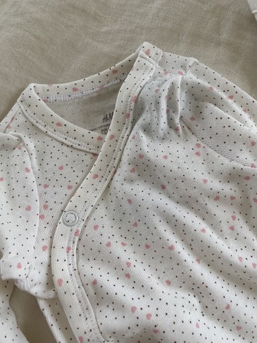 NUEVO H&M Algodón Orgánico Bebé Niña Blanco Corazones Manta y Traje 5 piezas Recién Nacido 0-2M - Imagen 4 de 11