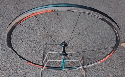 Vorderrad 28'' Rennrad, gemarkt FULL SPEED AHEAD Speichen 20 Radial