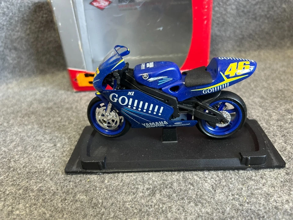 YAMAHA M1 N 46 VALENTINO ROSSI The Doctor scala 1/18 GUILOY MOTOCICLETTA METALLO - Immagine 3 di 4