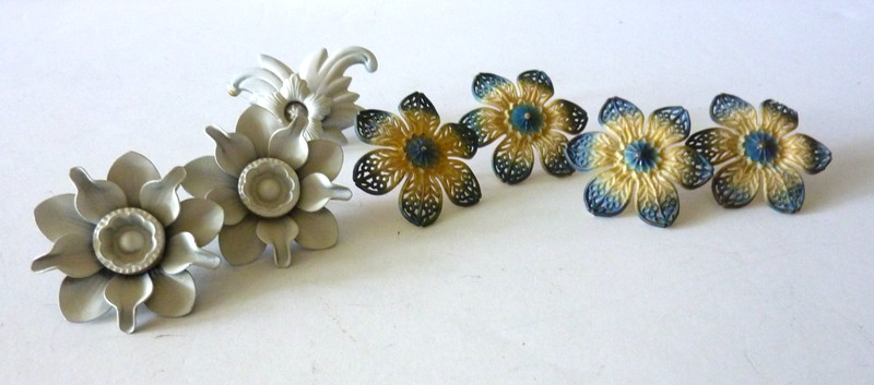Curtain Push Pin-Tie Backs White Blue Metal+ Plastic Flowers -Set Of 7-Vintage