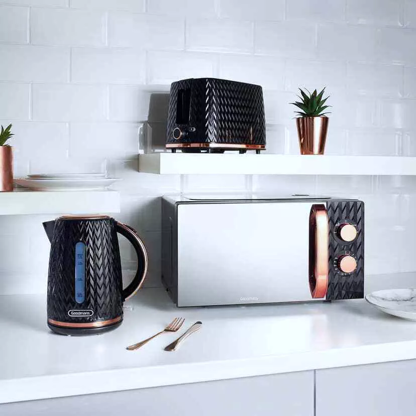 Un Ensemble D'électroménager Et De Cuisine : Four Micro-ondes