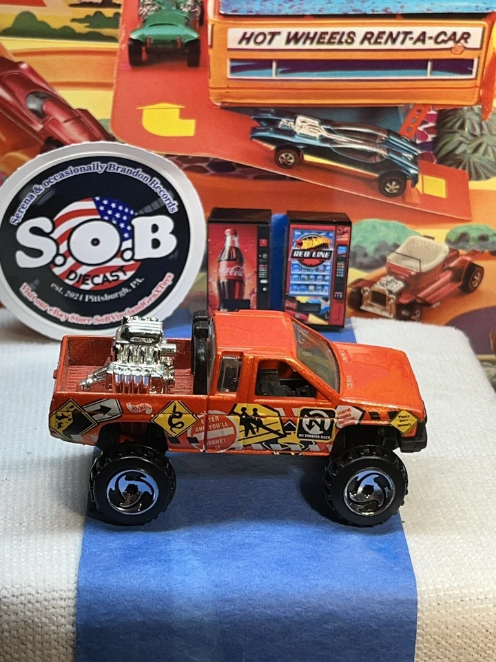 Nissan 1987 carrocería dura camioneta 4x4 naranja diecast 1:64 casi nueva Hot Wheels Foto 4 de 4