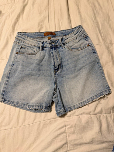 Judy Blue Women’s Light Wash Mid Rise Denim Shorts Size large for 9/11 or 10/12