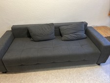 Modernes 3-Sitzer-Sofa in Dunkelgrau, bequem, gepflegt, zeitloses Design.