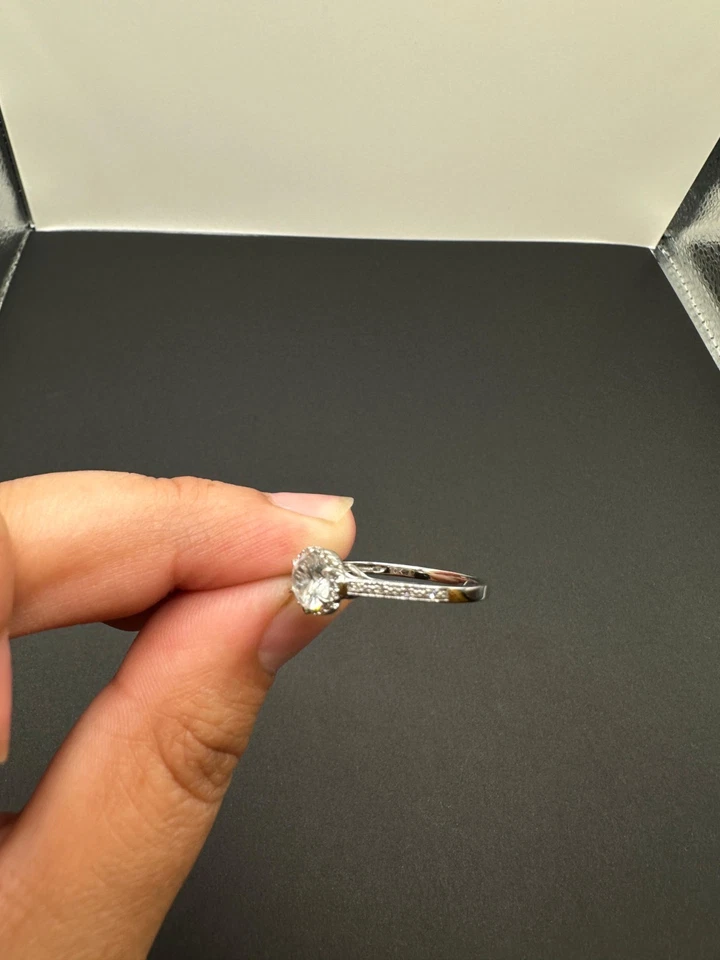 Hermoso anillo de compromiso de oro blanco de 10 quilates con diamantes talla 7,5 Foto 4 de 4