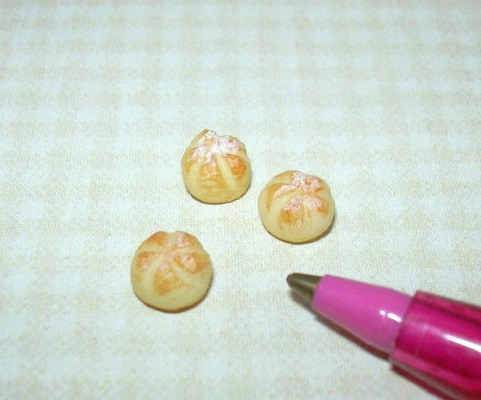 FALCON MINIATURES Miniature White Sesame Buns (3) Nice Detail! DOLLHOUSE Bread Rolls 1:12