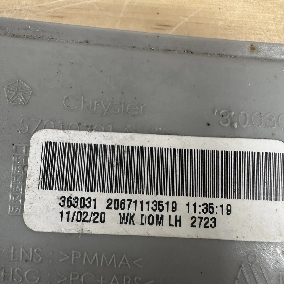 Левые и правые отражатели для заднего бампера Jeep Grand Cherokee 2021 от оригинального производителя - Изображение 3 из 4