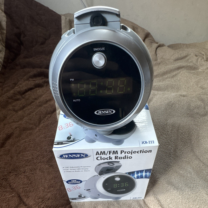 Jensen JCR-222 AM/FM Projection Clock Radio Digital Alarm Snooze Sleep 2012 NEW