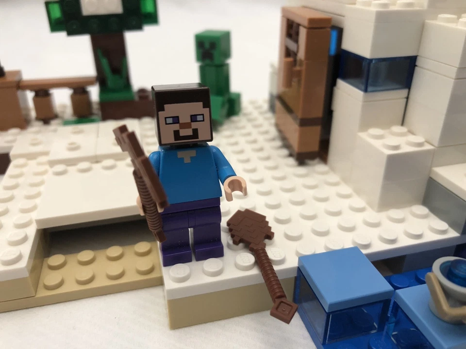 Lego Minecraft: The Snow Hideout 21120 Complete - Image 2 of 4