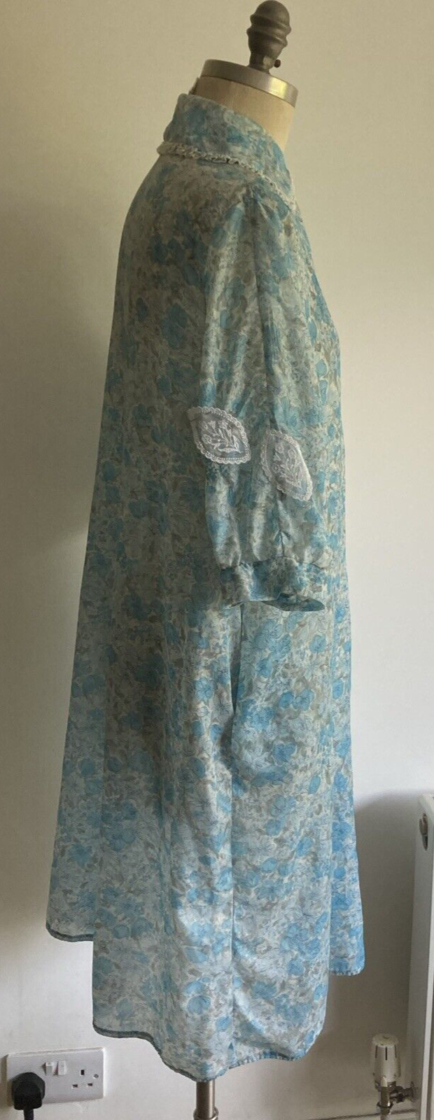 VINTAGE Blue Floral Nylon Overall, Shop/Dinner Lady, Cleaner, Chores, Housework 5