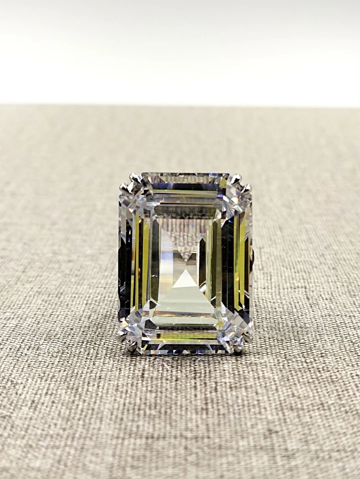 Enorme anillo transparente blanco corte esmeralda 68,65 quilates circonita cúbica tres piedras para mujer Foto 2 de 4