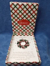 ROMAN INC CHRISTMAS JEWEL HOLY WREATH STORY PIN BROOCH RED GREEN BOXED 
