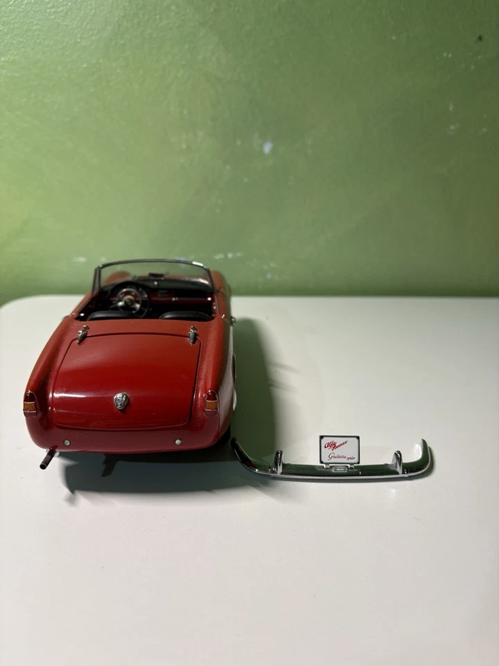 Autoart Alfa Romeo 1600 Duetto Spider Rossa  1:18  - Immagine 4 di 4