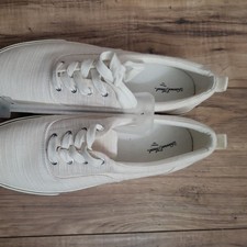 Universal Thread Women's Low Top Lace-Up Sneakers Padded Ankle Insole Design New