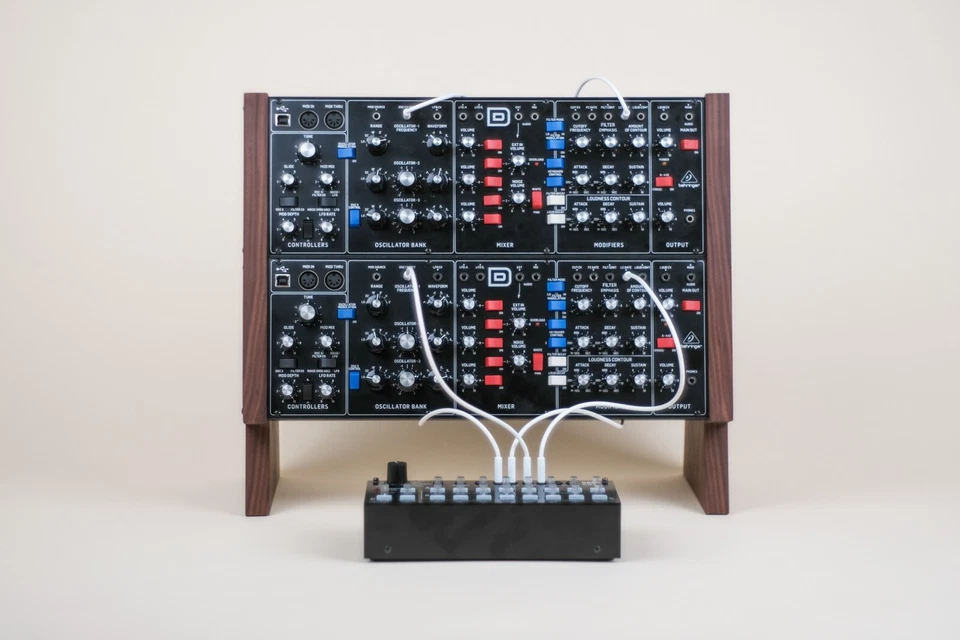 Behringer 合成 2 层支架适用于双模块。 斜背-面板、脸颊、木材 — 第 4/4 张图片