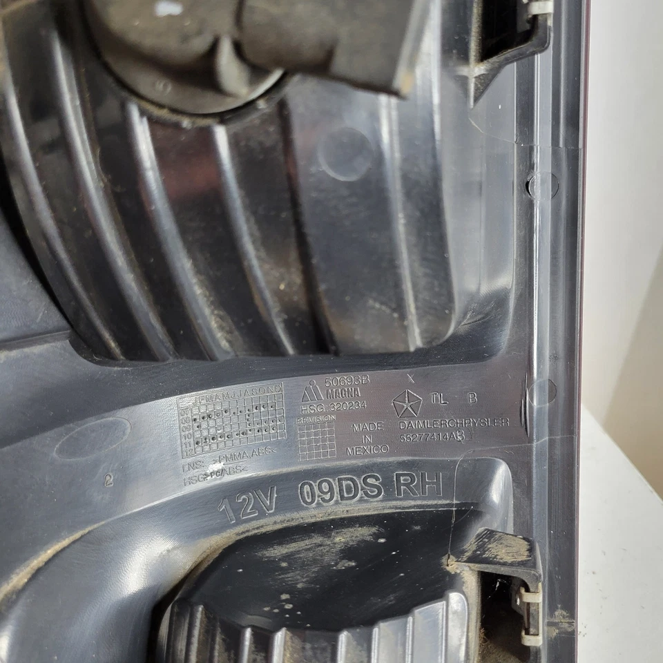 Dodge Ram 2009-2018 lente de luz trasera lateral derecha del pasajero Daimler-Chrysler OEM Foto 4 de 4