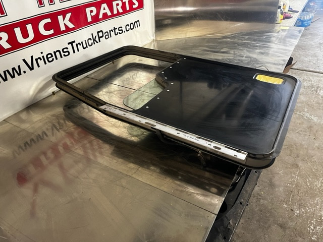 K☆ 　U1点+T1点-800(値引き) KENWORTH T800 DAYLITE DOOR, POWER, LH / DRIVER SIDE R25-1100