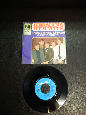 7''- HERMAN'S HERMITS = THERE'S A KIND OF HUSH / GASLITE STREET 