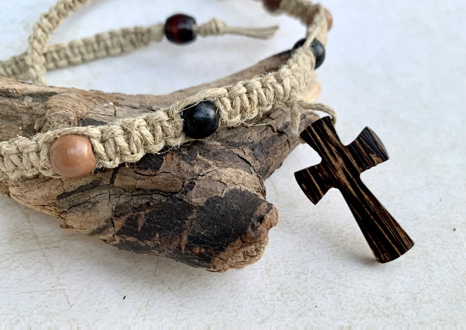 Collar de surfista de cáñamo con colgante de cruz de madera | Collar de cruz de madera junto a la playa Foto 2 de 4