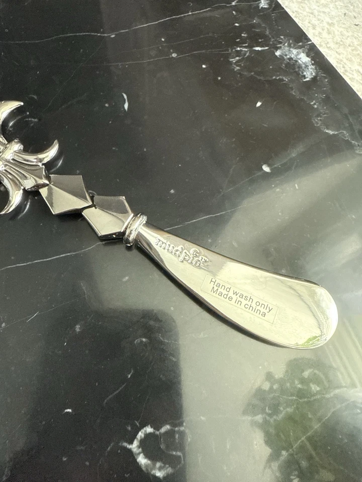 Tablero de queso de mármol y plata hecho por Mud Pie Foto 4 de 4