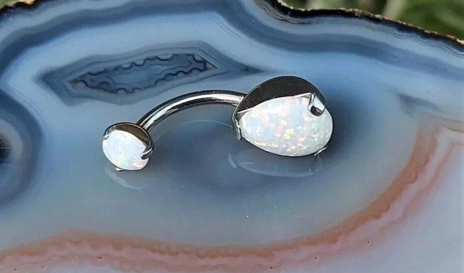 Anillo ombligo de lujo de ópalo creado en laboratorio corte pera de 2 quilates enchapado en oro blanco de 14 quilates Foto 2 de 4