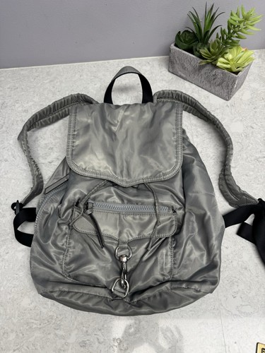 Mochila de nailon Rebecca Minkoff masilla plateada bolsillos medianos con cremallera Nordstrom - Imagen 17 de 24