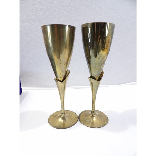 Vintage brass goblet flute set, original storage box, champagne or wine chalices - Picture 3 of 13
