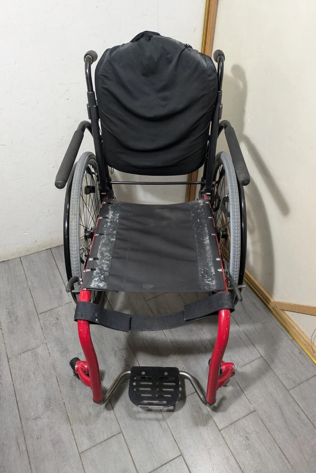 Silla de ruedas rígida ligera roja TiLite AERO Z 17"W Foto 4 de 4