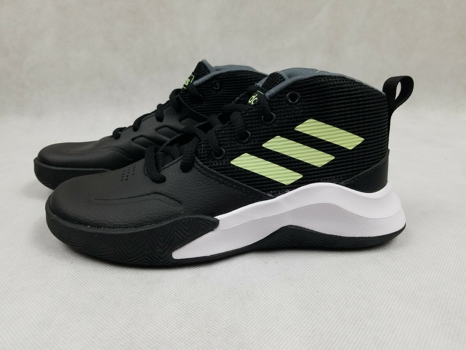 boys wide basketball shoes