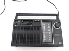 Vintage Realistic Model 12-653 Am/Fm Portable Radio Ac/DC  Tested