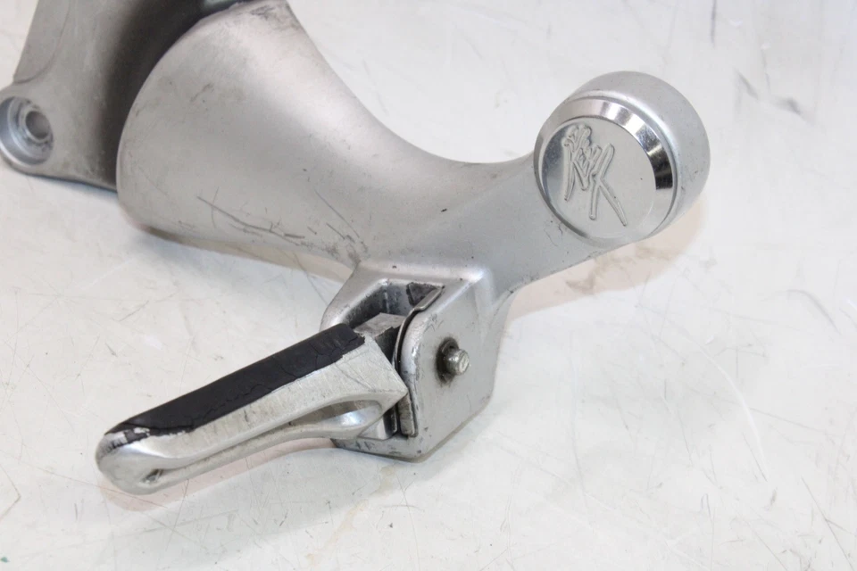 01-07 SUZUKI HAYABUSA GSX1300R OEM ЛЕВЫЙ ЗАДНИЙ ПАССАЖИРСКИЙ КОЛЫШЕК - Изображение 2 из 4