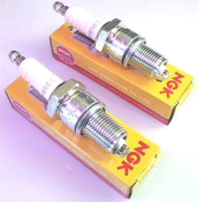 2 SPARK PLUGS FITS M802138 DEERE 260 265 322 GT242 GT262 GT275