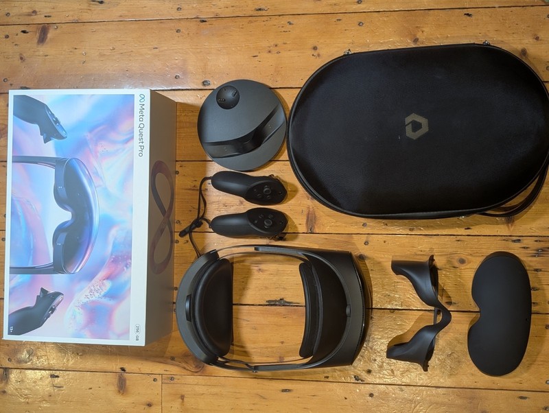 Meta Quest Pro VR  256GB - with full light blocker and case