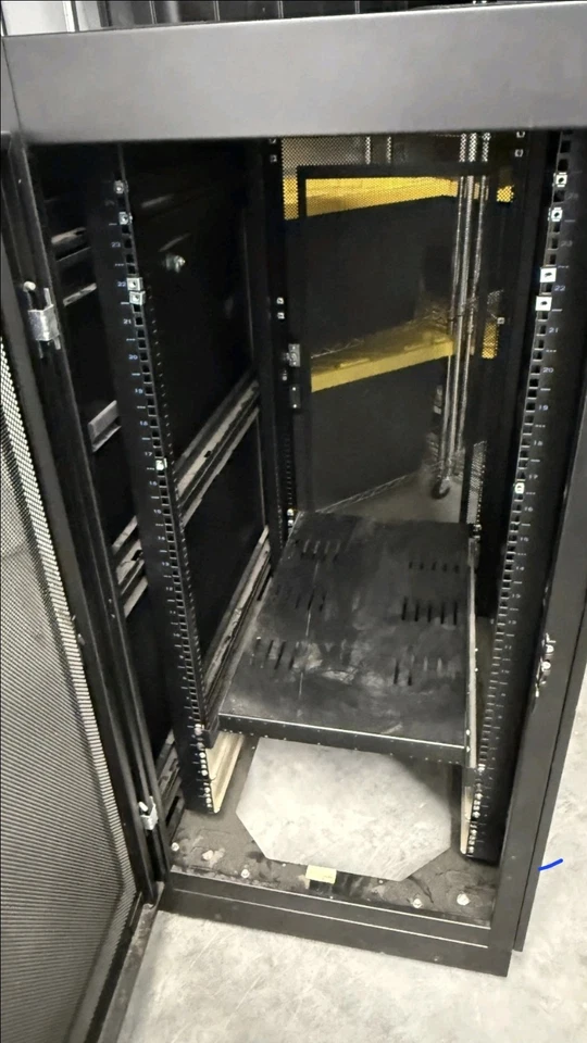 Gabinete de gabinete para rack de servidores Wright Line 25U con ruedas y bandeja - solo recogida Foto 2 de 3