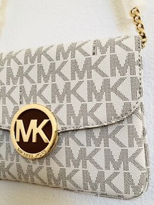 michael michael kors fulton small logo debossed leather canteen crossbody bolsa