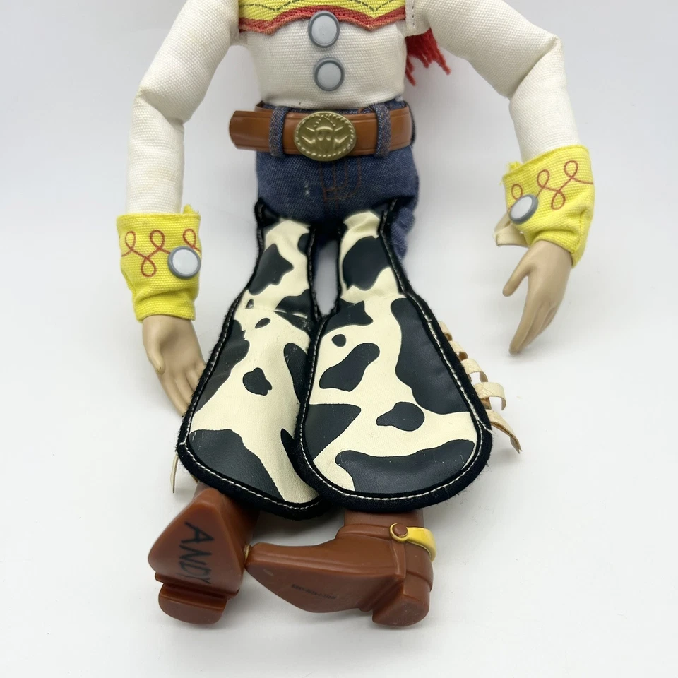 Muñeca Jessie Disney Pixar Toy Story 2 TALKING Tire de Cuerda 15" FUNCIONA Andy en Bota. Foto 3 de 4