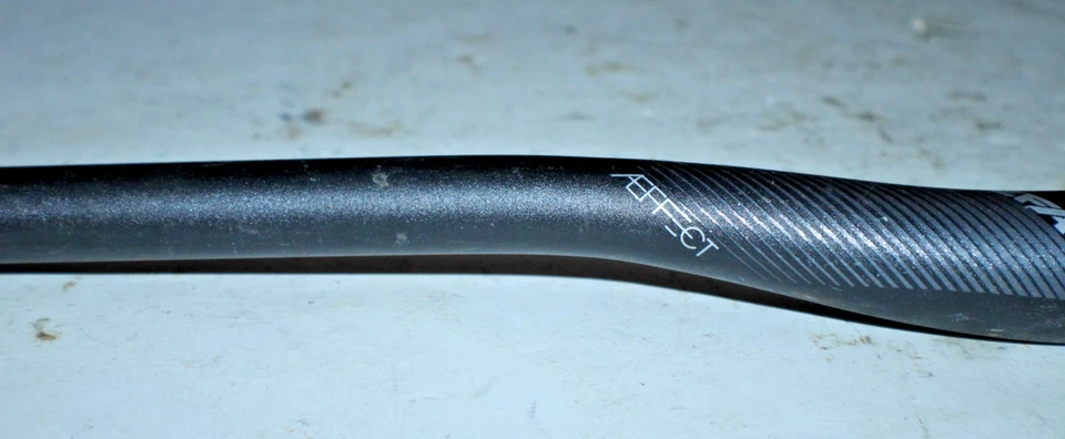 Barra elevadora Raceface Aeffect 20 mm manillar MTB 35/22,2 mm 76 cm 8 ° espalda 5 ° arriba sendero Foto 4 de 4