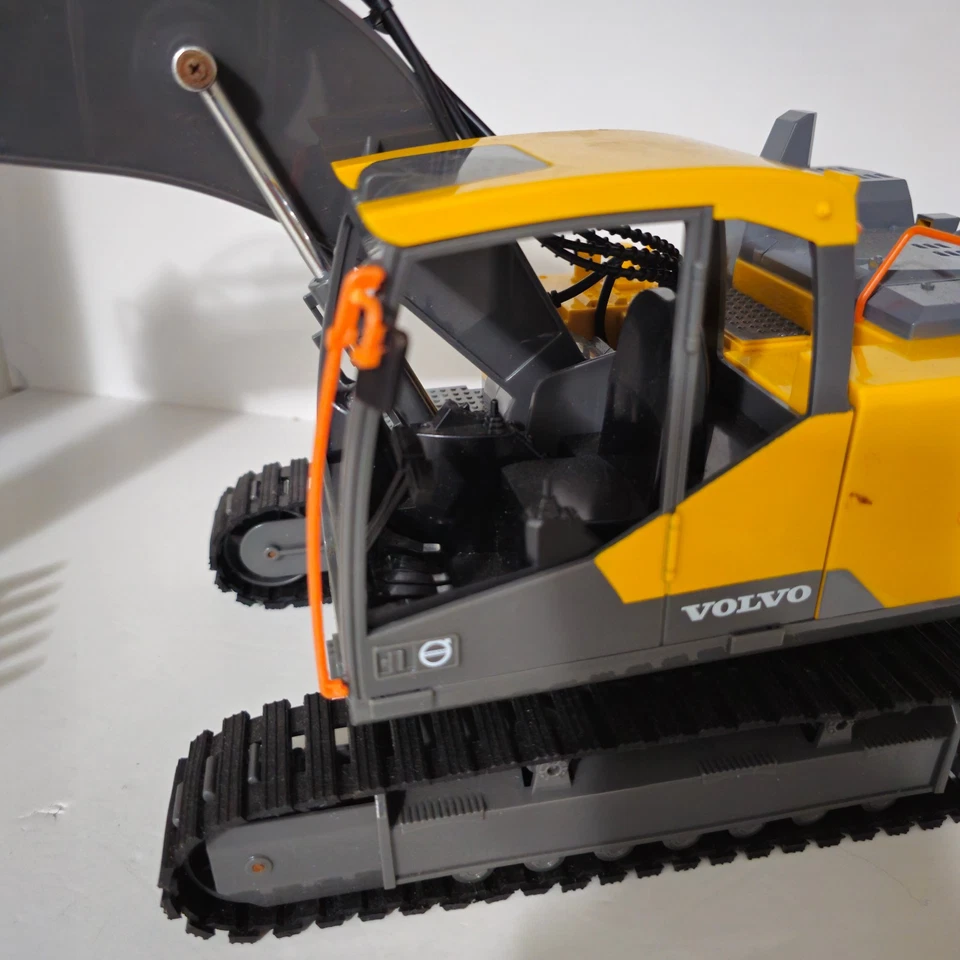 Excavadora a escala Volvo EC160E sin control remoto ni batería sin probar como está solo piezas Foto 3 de 4
