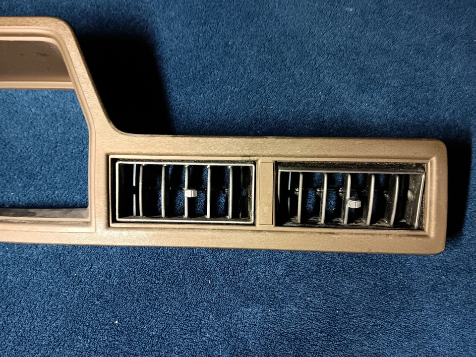 Cuadro de instrumentos de tablero Toyota Corona 79-83 bisel borde envolvente con rejillas de ventilación OE Foto 2 de 4