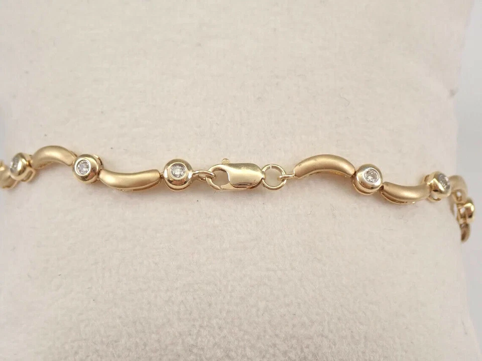Conjunto de bisel de brazalete de tenis de diamantes enchapado en oro amarillo de 14K creado en laboratorio Foto 3 de 4