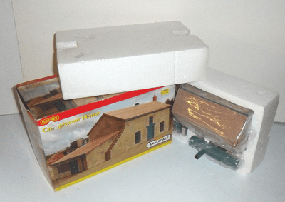 BNIB OO Gauge Hornby Skaledale R9512 Concrete Plate Layers Hut