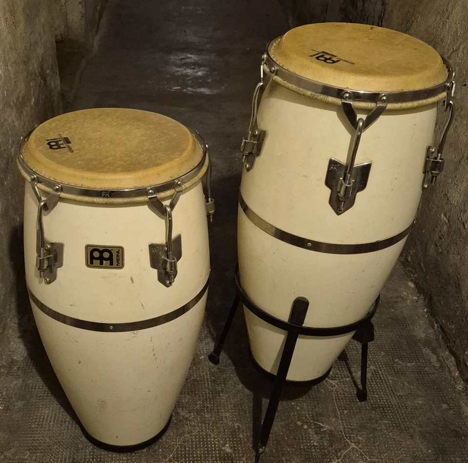 Congas gebraucht mit einem Ständer, Marke Meinl, weiß - Bild 2 von 2