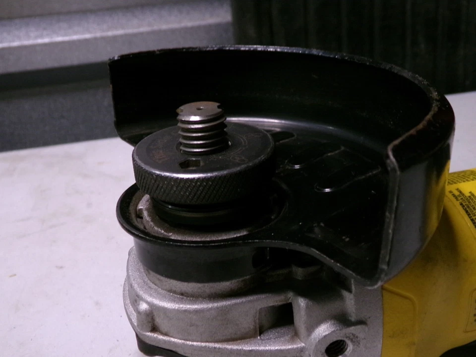 DEWALT ATOMIC DCG402B 20V MAX* 4-1/2 pulg. Amoladora angular (solo herramienta) PREORDEN Foto 3 de 4