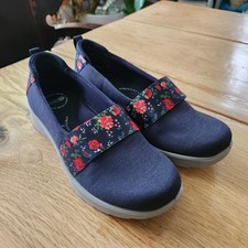 BZees Women's Gracie Slip-On Loafer Navy Blue Floral Size 7 Washable Comfort